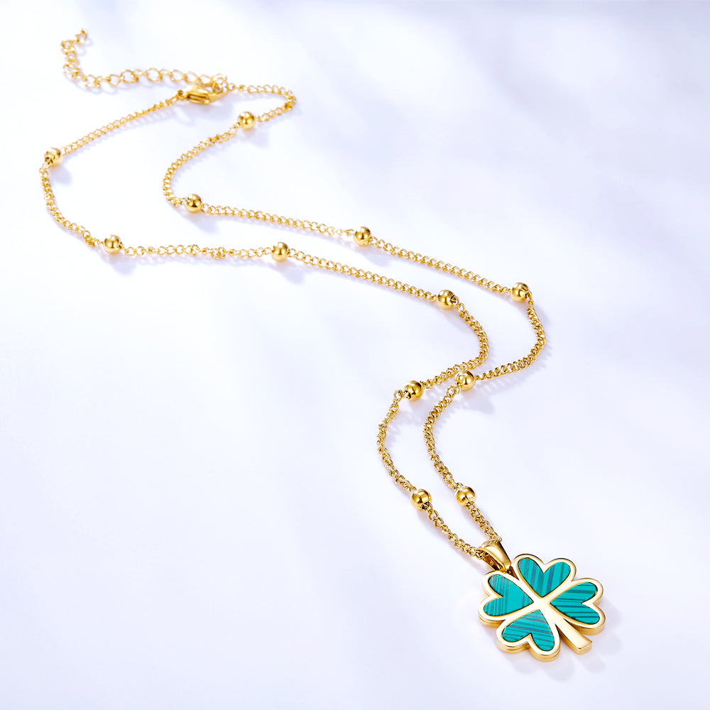 Ketting met hanger in de vorm van een vier groene harten