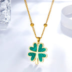 Ketting met hanger in de vorm van een vier groene harten