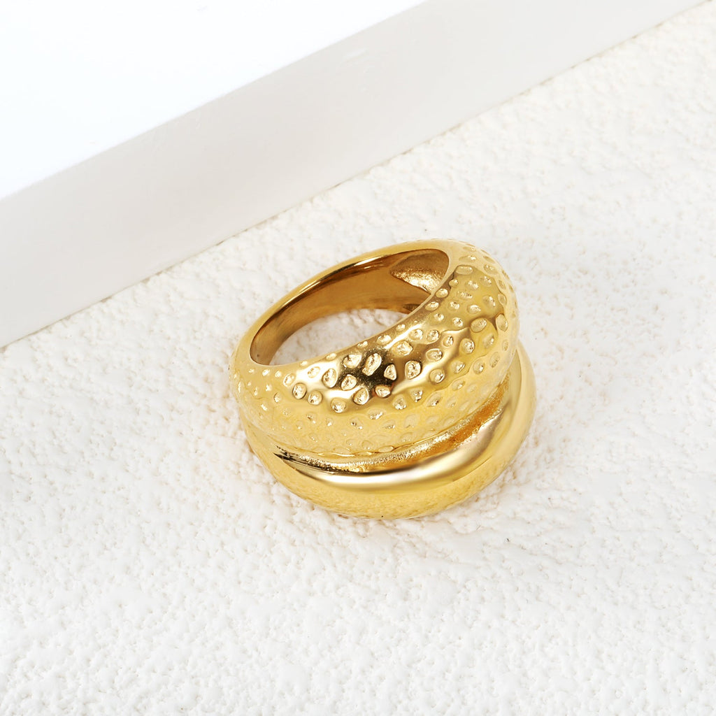 Dubbellaagse gehamerde gouden ring