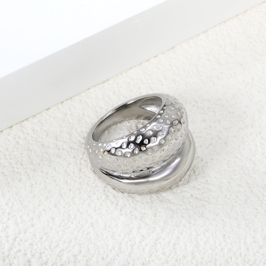 Dubbellaagse gehamerde gouden ring