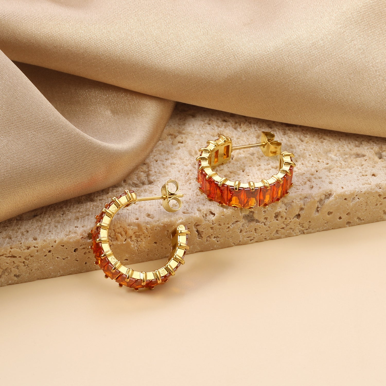 C-vormige oorbellen met twee grepen en zirkonium