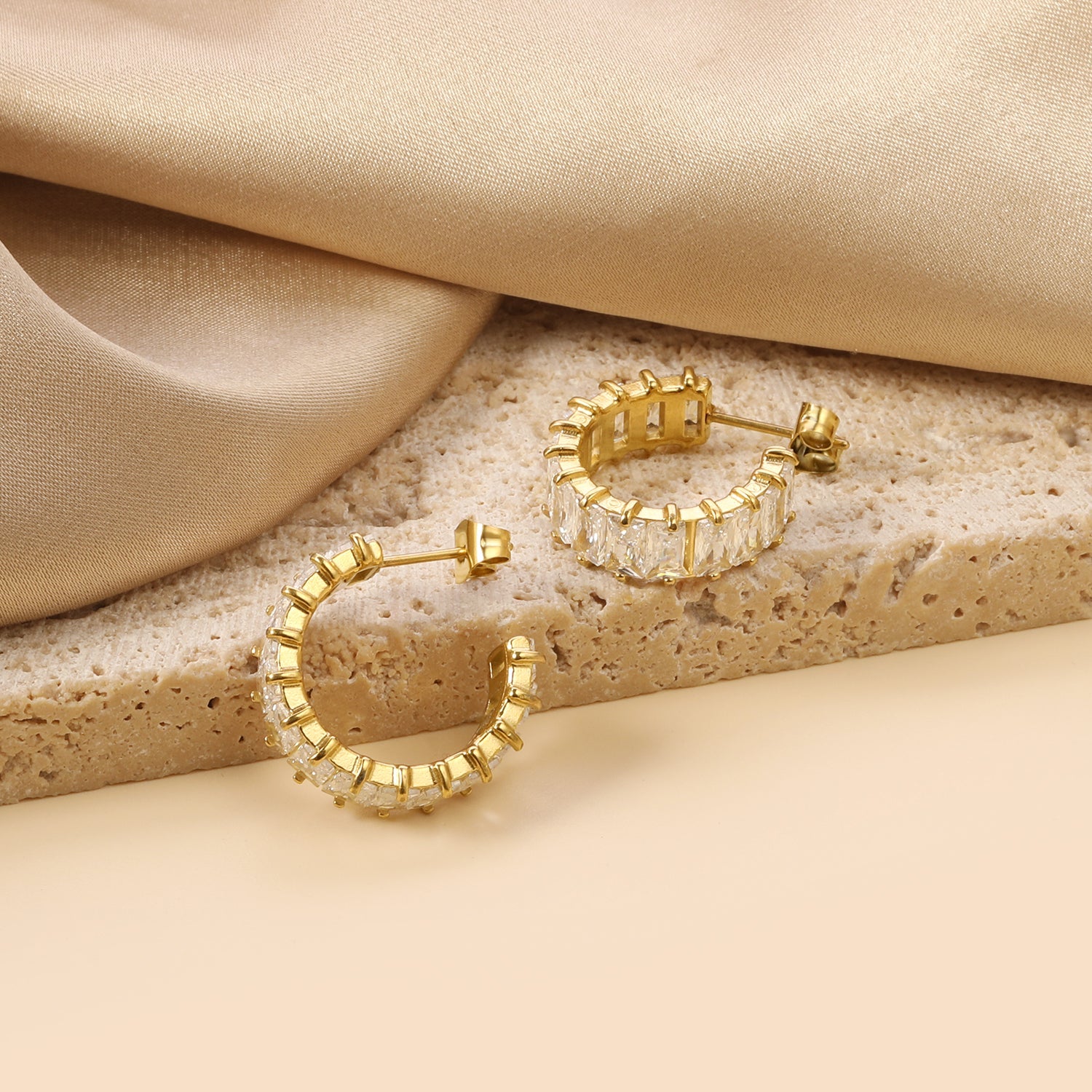 C-vormige oorbellen met twee grepen en zirkonium