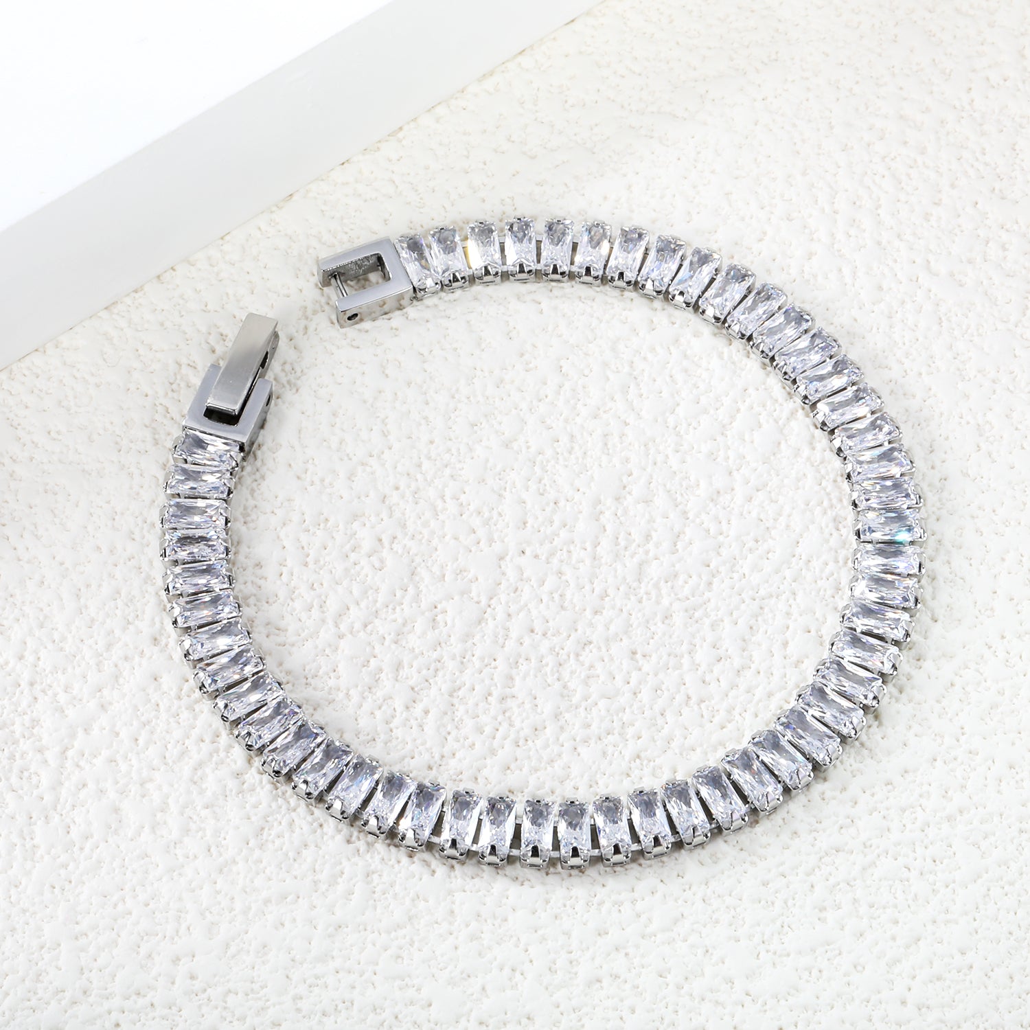 Bracelet à fermoir rectangulaire multi-diamants