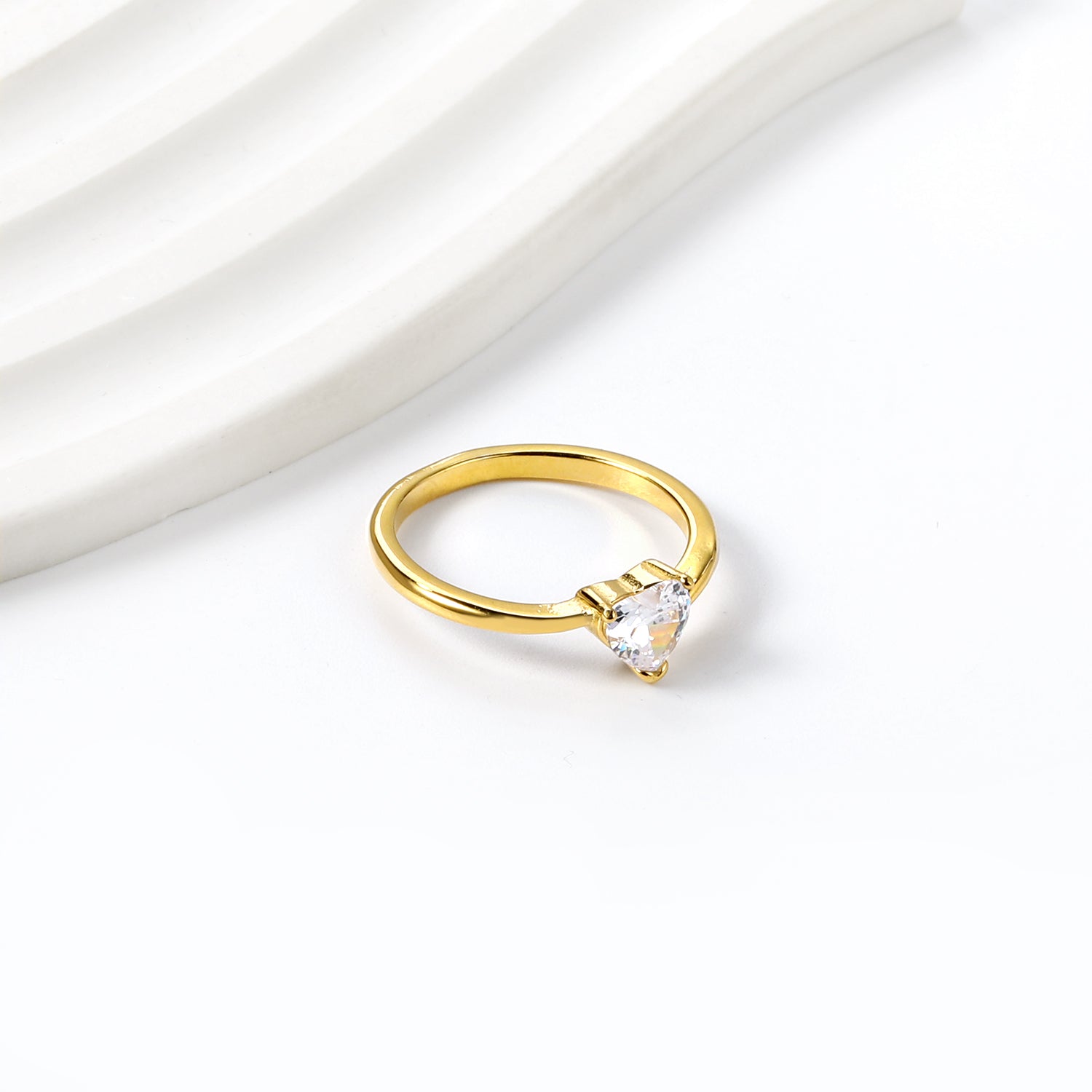 Heldere hartvormige diamanten ring