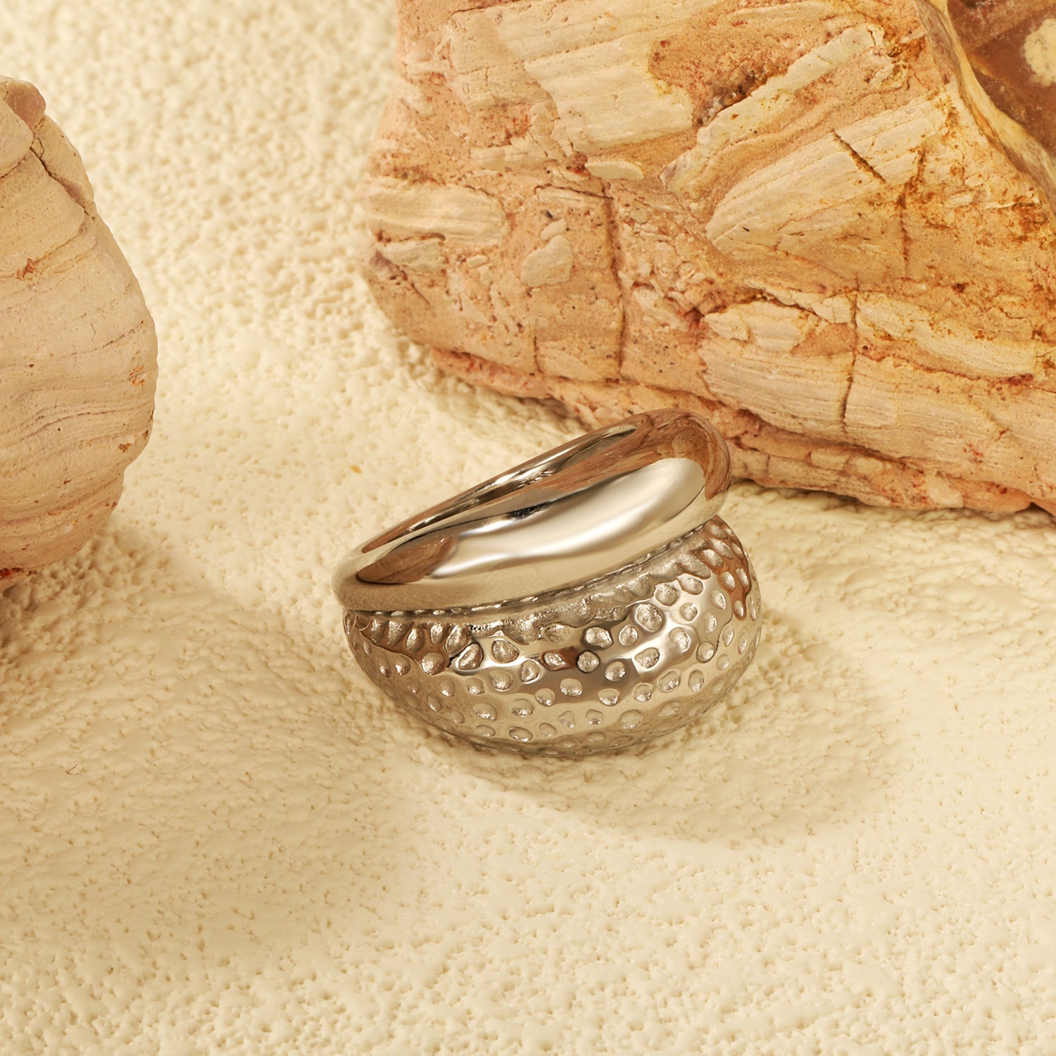 Dubbellaagse gehamerde gouden ring