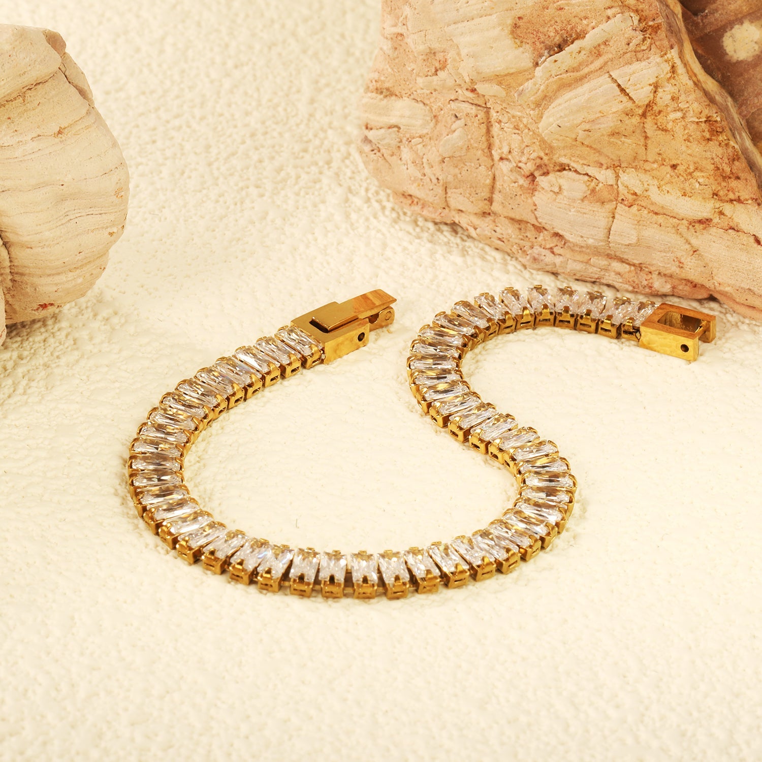 Bracelet à fermoir rectangulaire multi-diamants