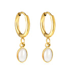 Halfovale witte parel oorbellen