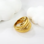 Dubbellaagse gehamerde gouden ring