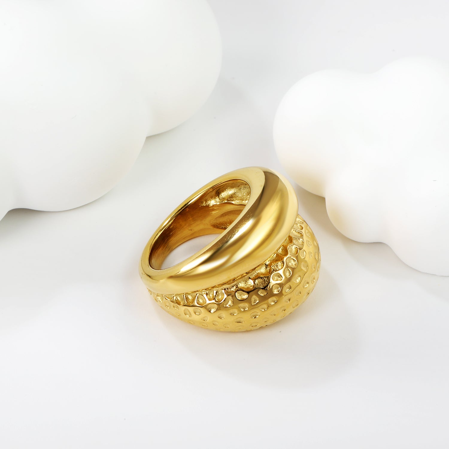 Dubbellaagse gehamerde gouden ring