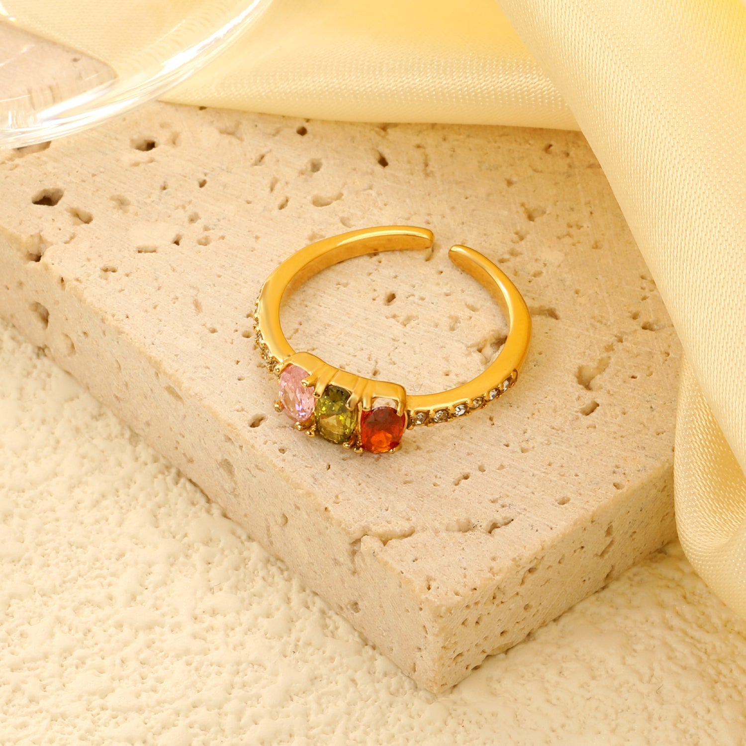 Open bandring met veelkleurige edelstenen en kubieke zirkonia