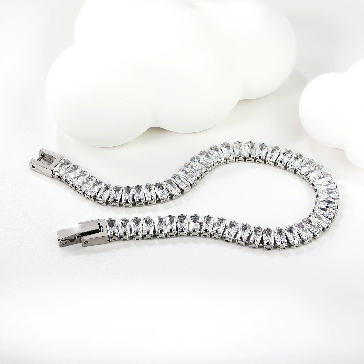 Bracelet à fermoir rectangulaire multi-diamants