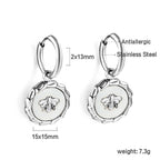 Oorbellen met witte schelp en insecten