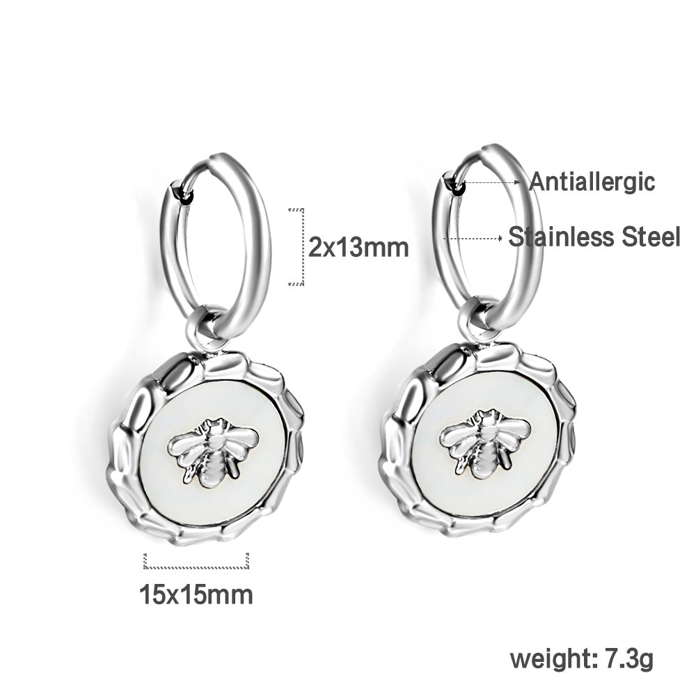 Oorbellen met witte schelp en insecten