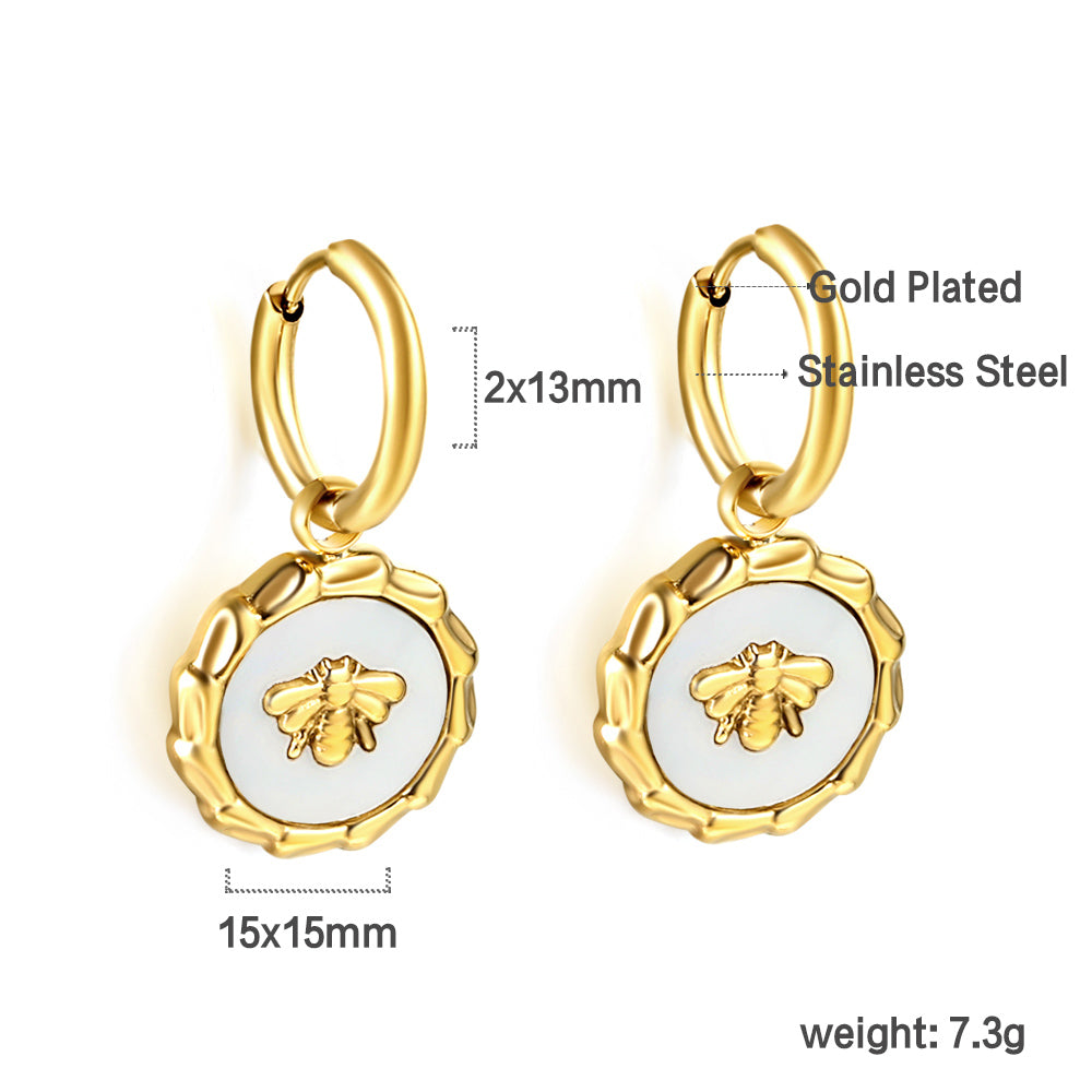 Oorbellen met witte schelp en insecten