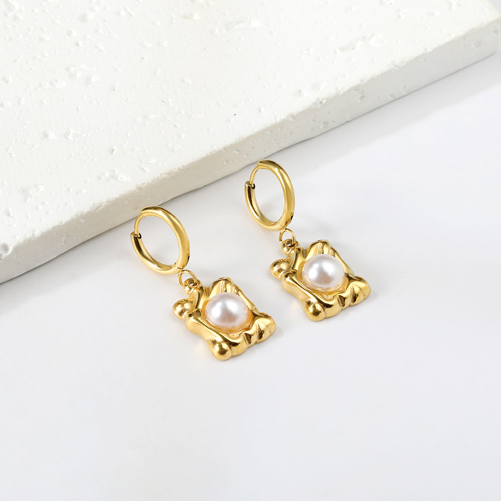 Ronde en rechthoekige witte parel oorbellen