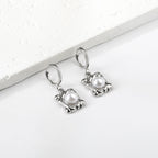 Ronde en rechthoekige witte parel oorbellen