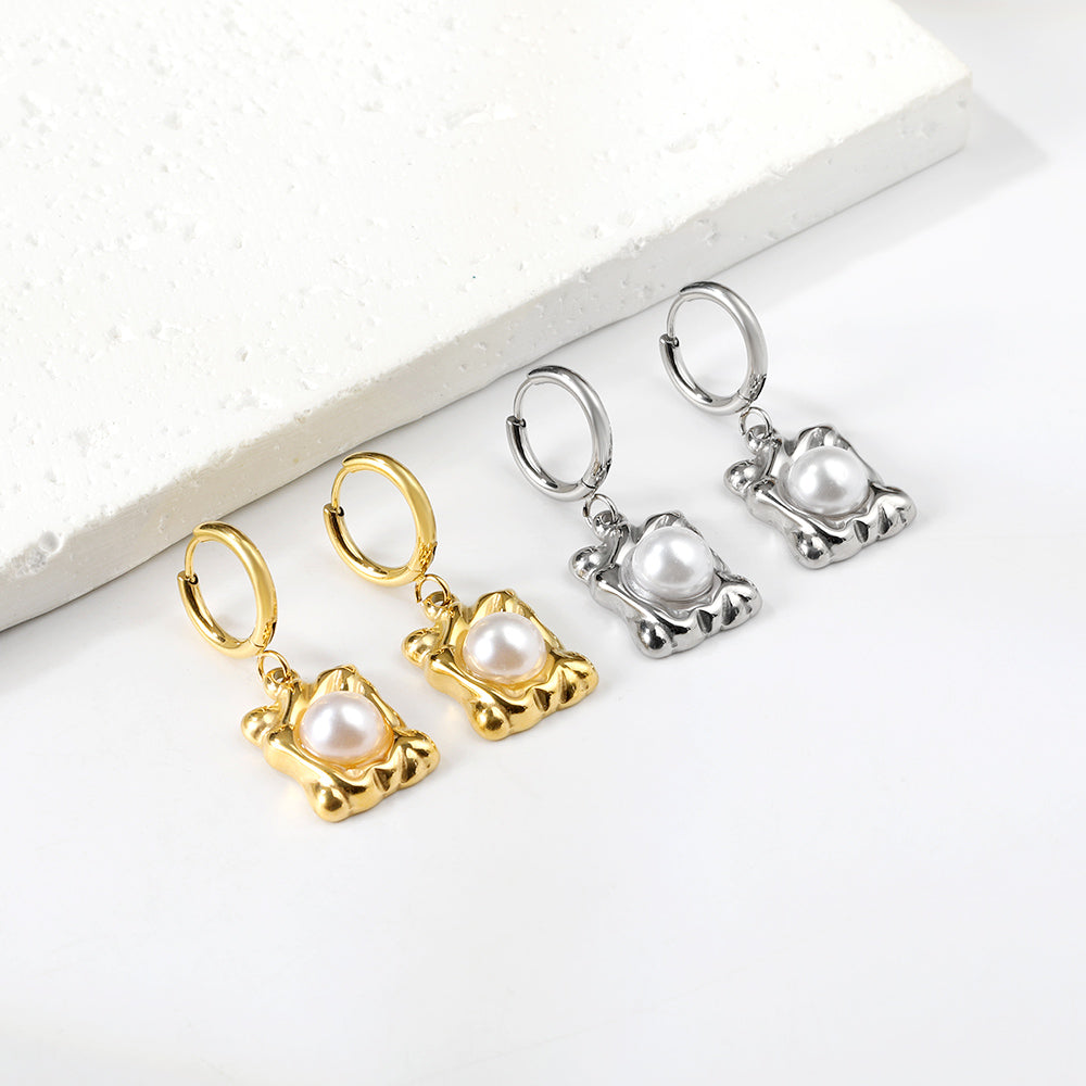 Ronde en rechthoekige witte parel oorbellen