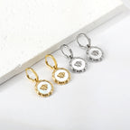 Oorbellen met witte schelp en insecten