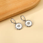 Oorbellen met witte schelp en insecten