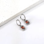 Cirkelvormige hoepeloorbellen met rechthoekige en witte diamanten