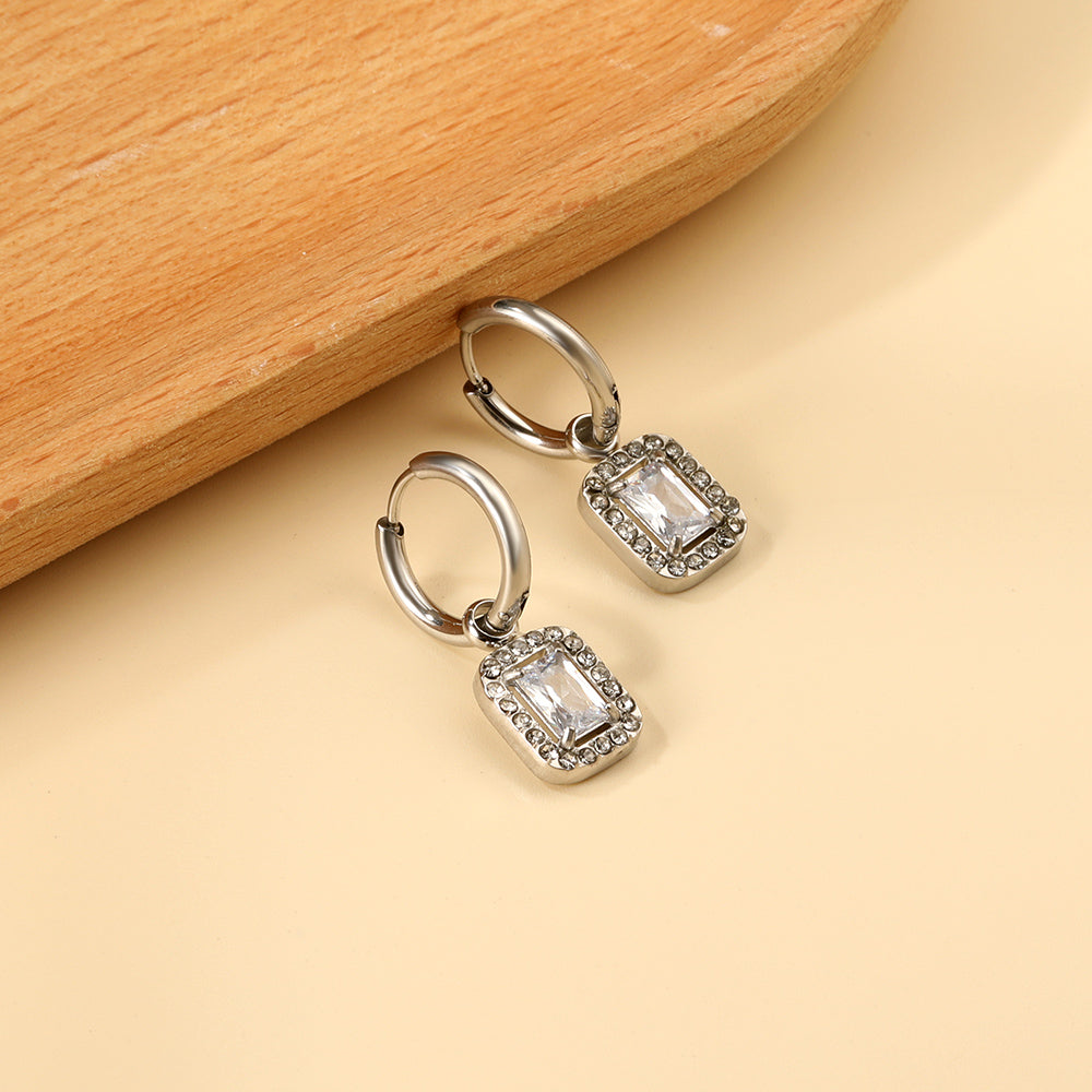 Cirkelvormige hoepeloorbellen met rechthoekige en witte diamanten