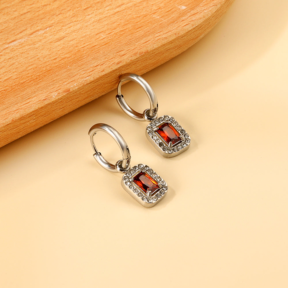 Cirkelvormige hoepeloorbellen met rechthoekige en witte diamanten