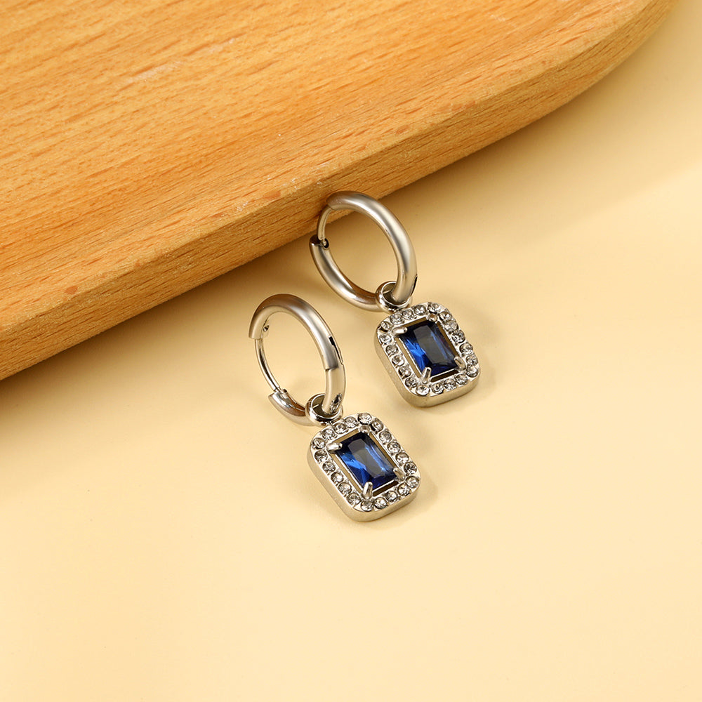 Cirkelvormige hoepeloorbellen met rechthoekige en witte diamanten