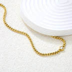 Ketting met ingelegde witte diamant – elegantie van staal en goud