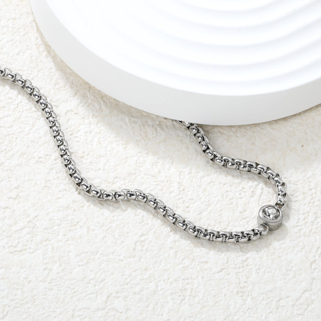 Ketting met ingelegde witte diamant – elegantie van staal en goud