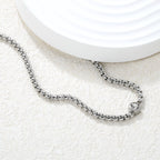 Ketting met ingelegde witte diamant – elegantie van staal en goud