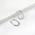 U-vormige minimalistische goudkleurige oorbellen