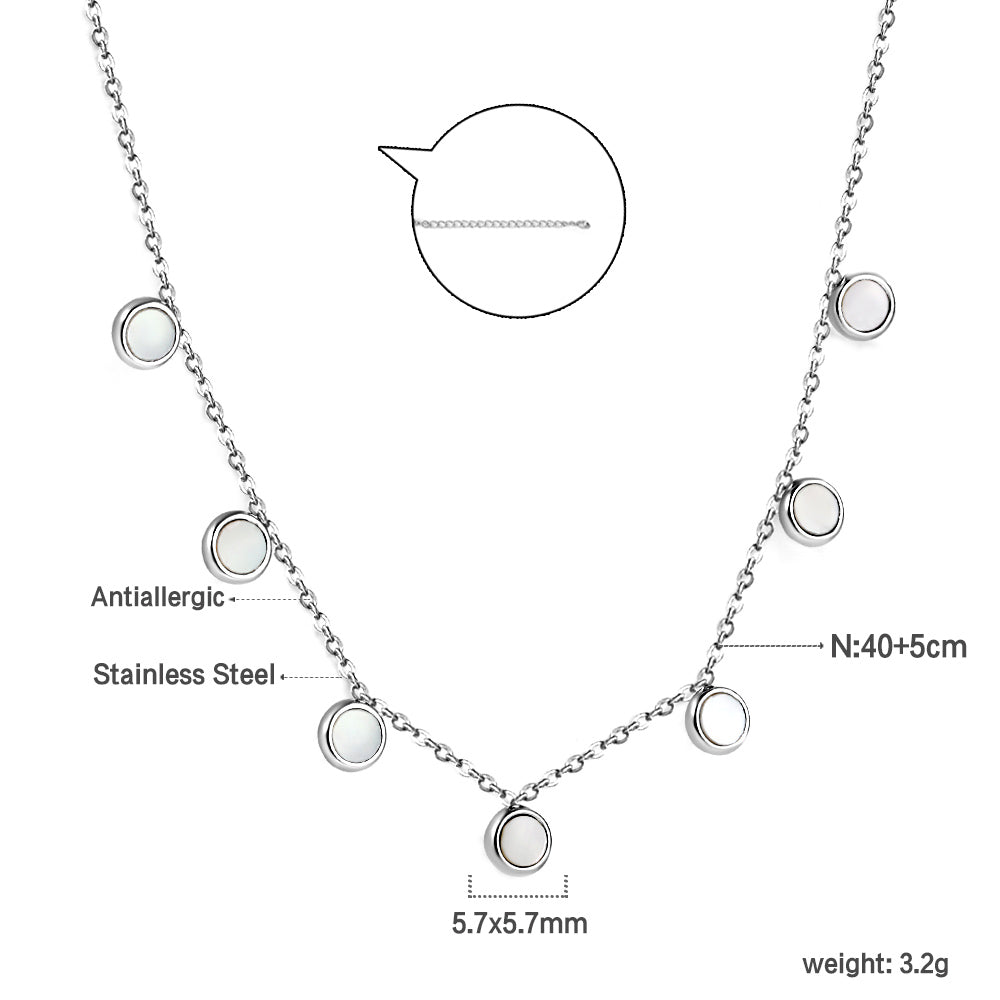 Ketting met zeven witte schelpenhangers