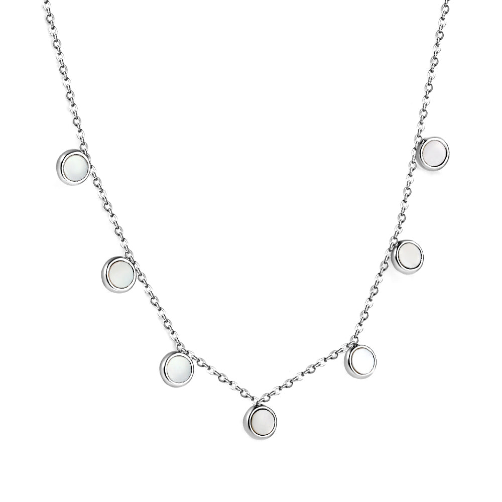 Ketting met zeven witte schelpenhangers