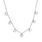 Ketting met zeven witte schelpenhangers