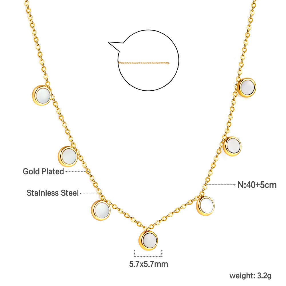 Ketting met zeven witte schelpenhangers