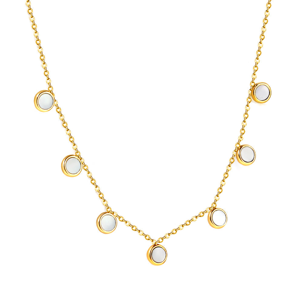 Ketting met zeven witte schelpenhangers