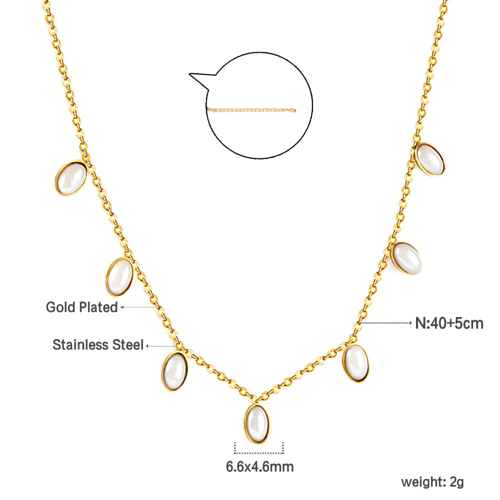 Ketting met zeven witte schelpenhangers