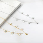 Ketting met zeven witte schelpenhangers