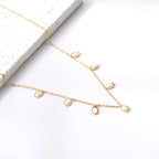 Ketting met zeven witte schelpenhangers