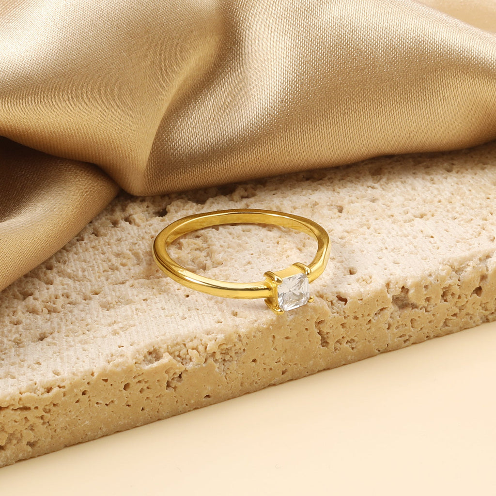 Klauw vierkante diamanten ring