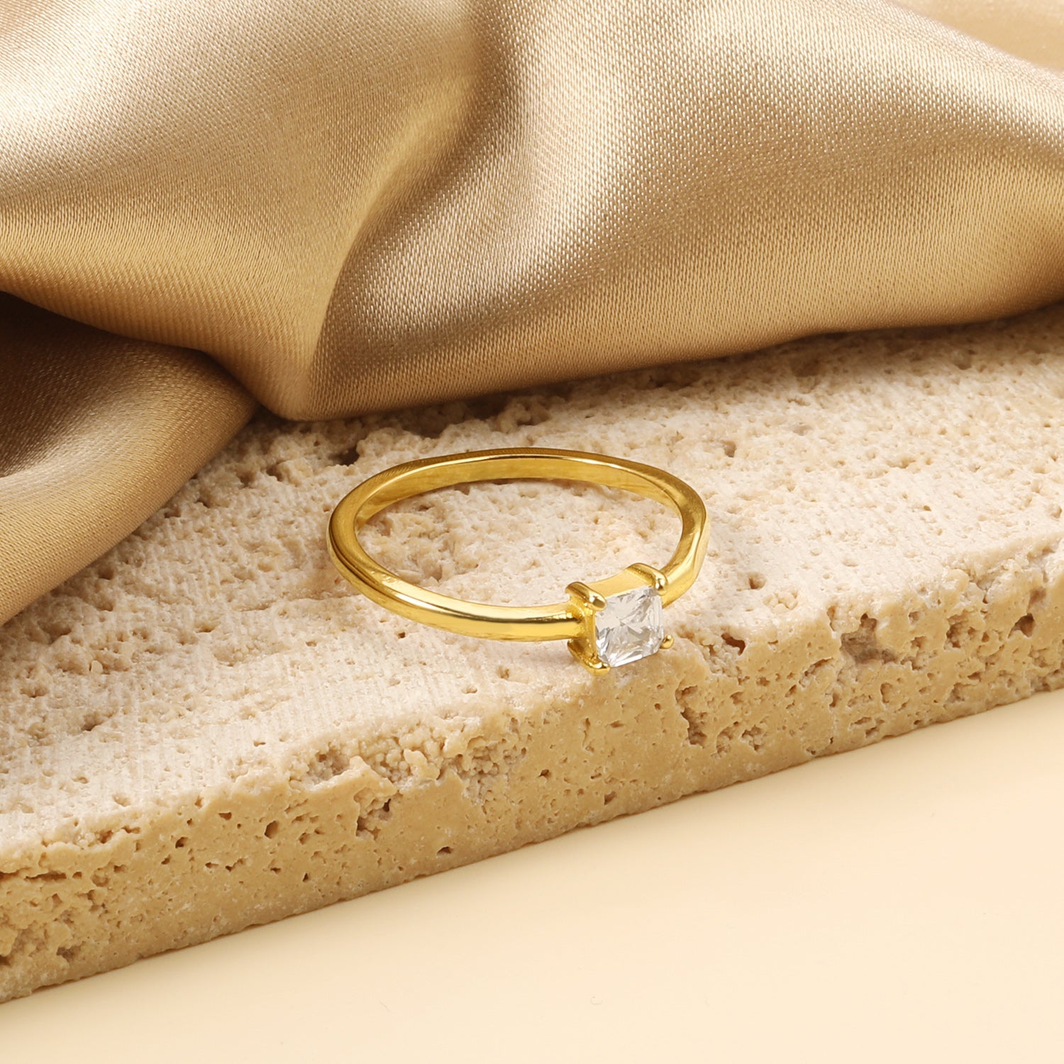 Klauw vierkante diamanten ring