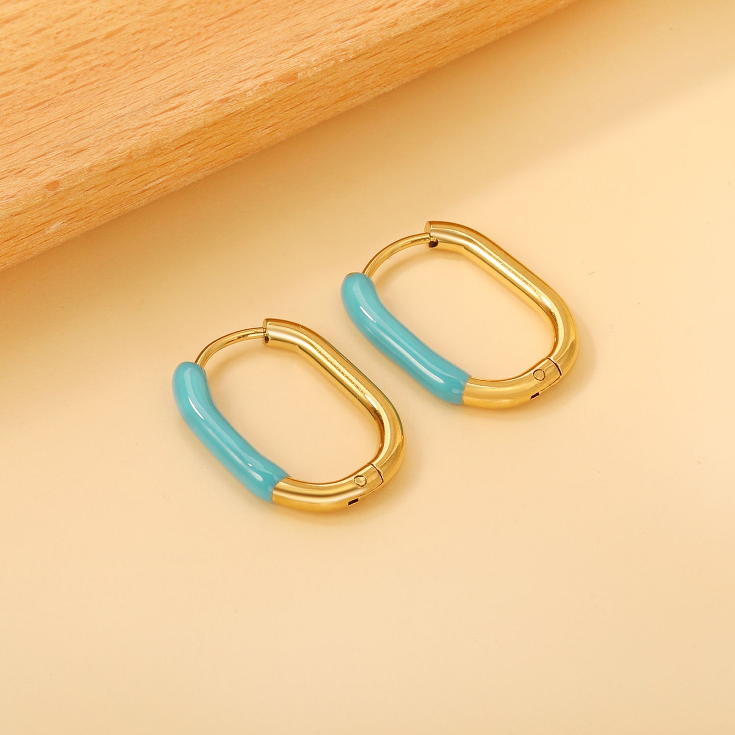 U-vormige gekleurde oorbellen