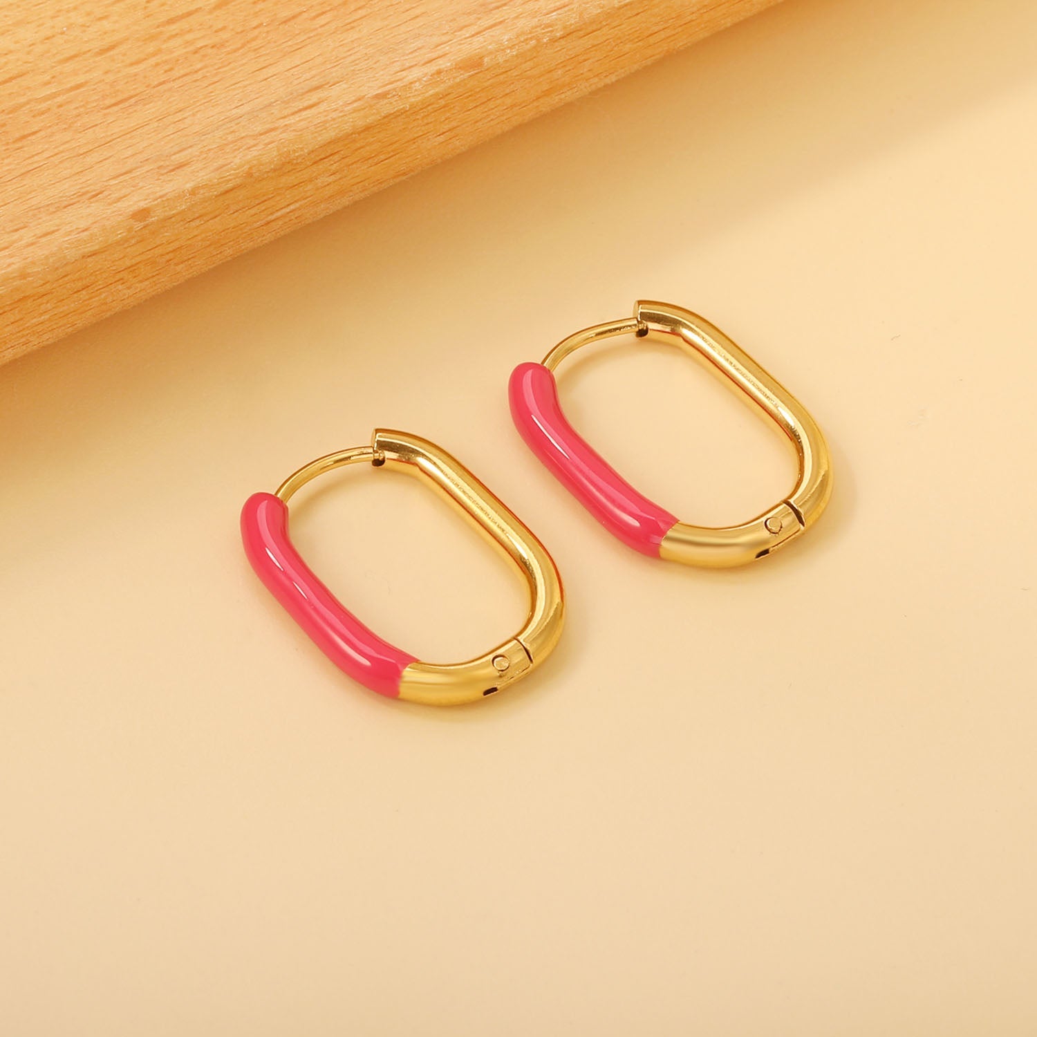 U-vormige gekleurde oorbellen