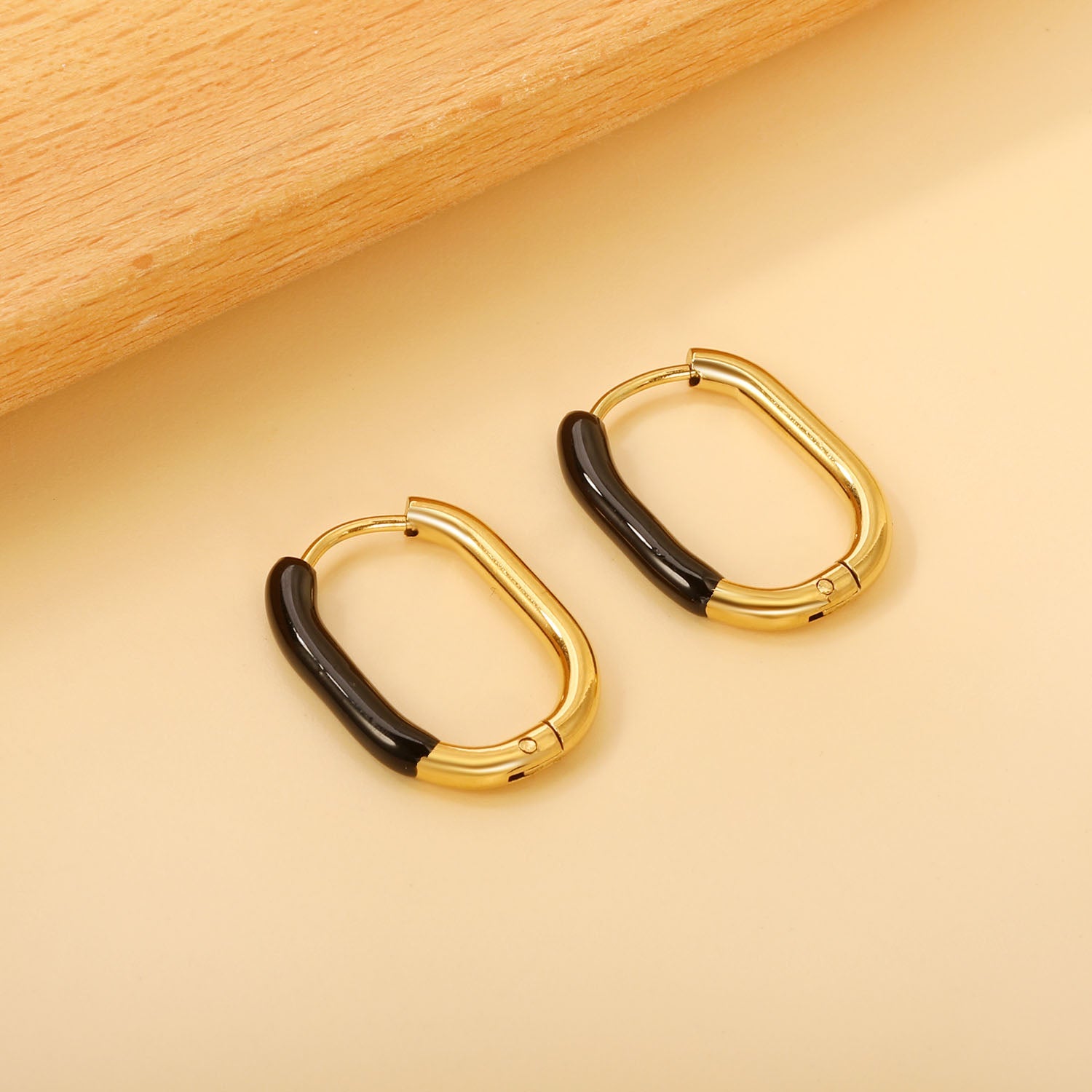 U-vormige gekleurde oorbellen