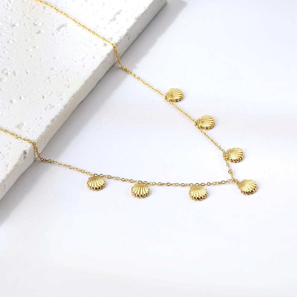 Ensemble de colliers à breloques – Coquillage, cerise, couronne et libellule