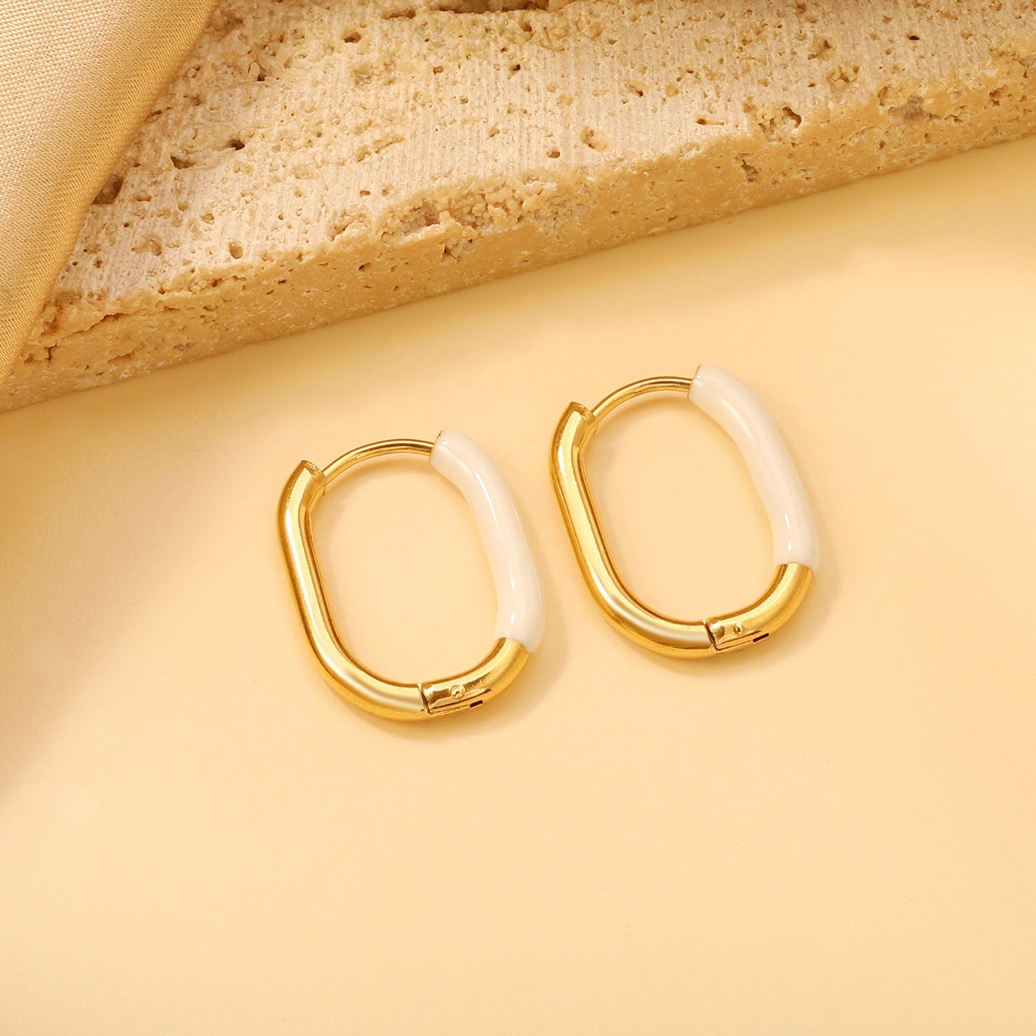 U-vormige gekleurde oorbellen