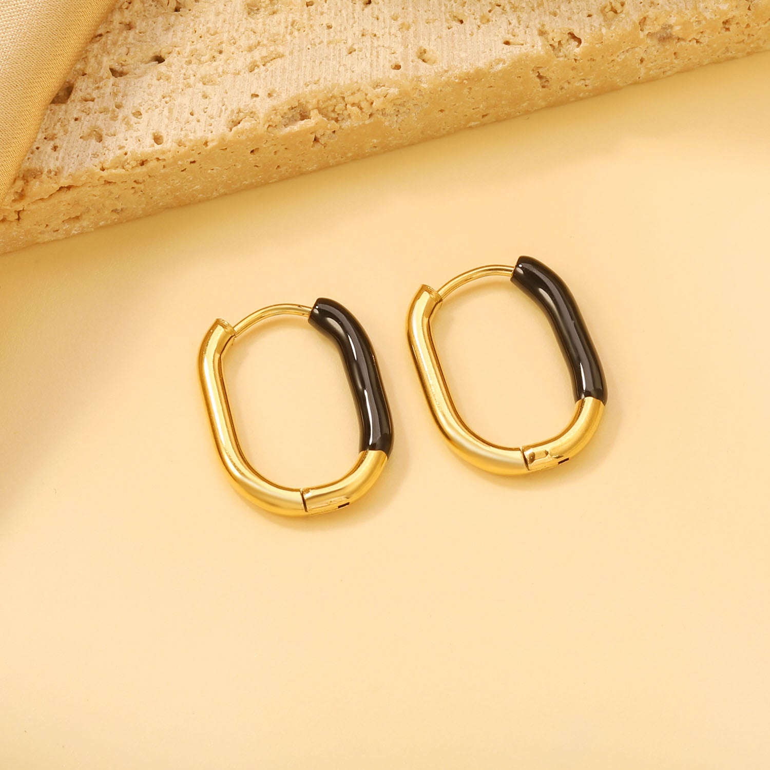 U-vormige gekleurde oorbellen