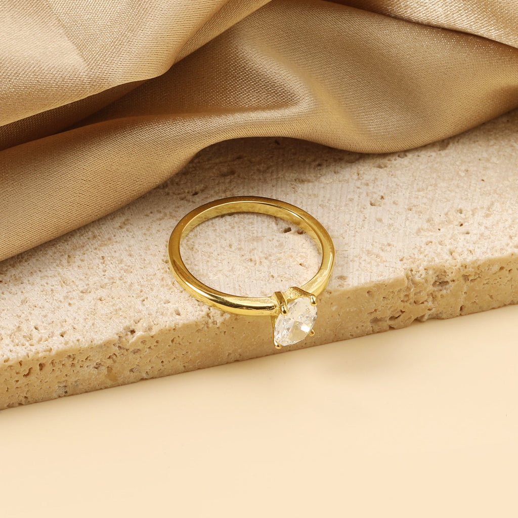 Bague en diamant ovale à griffes