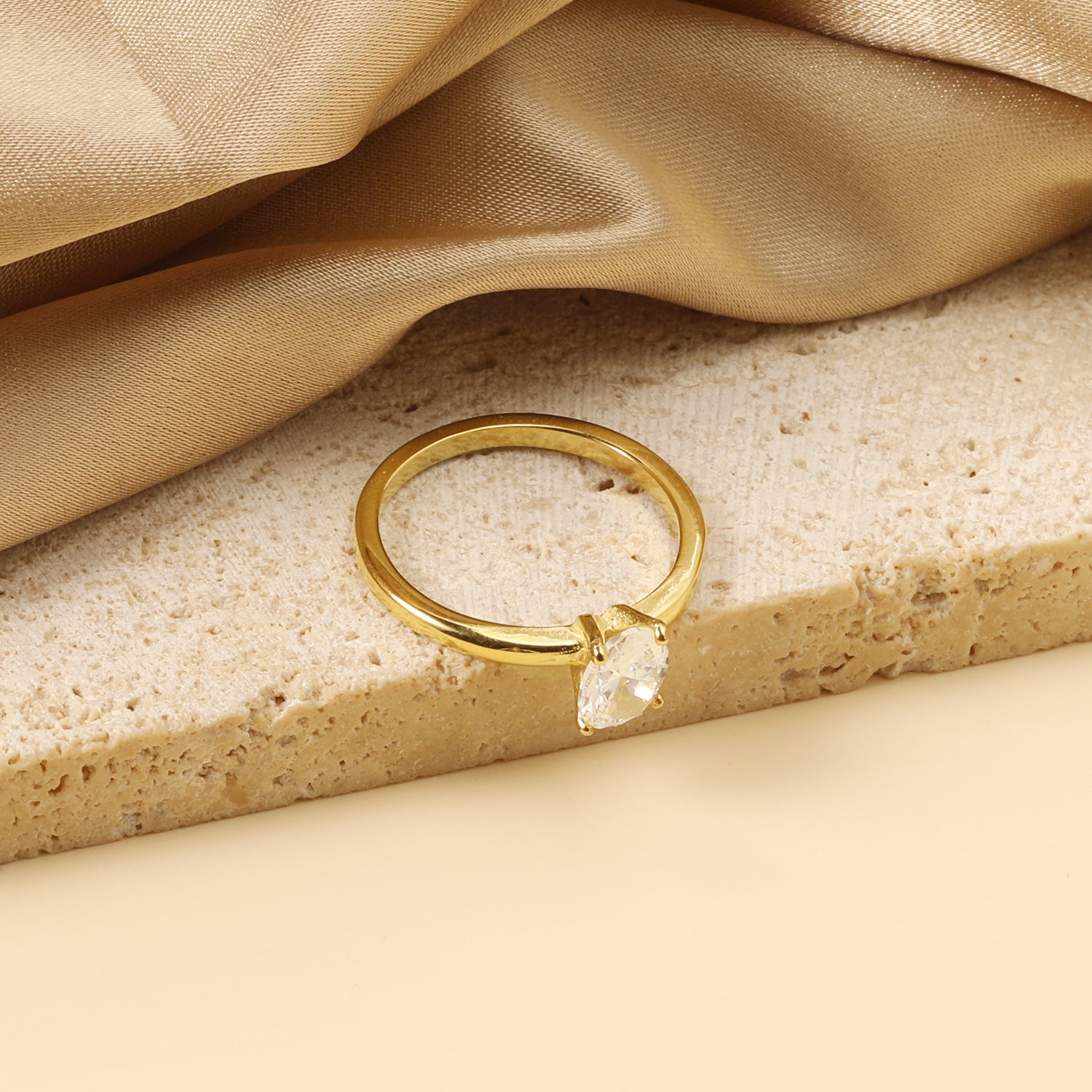 Klauw ovale diamanten ring