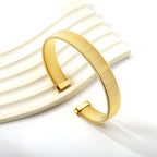 Bracelet rigide et élégant doré